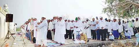 ಅರಕೇರಾ ಈದ್ಗಾ ಮೈದಾನದಲ್ಲಿ ಮುಸ್ಲಿಮರು ರಂಜಾನ್ ಅಂಗವಾಗಿ ಸೋಮವಾರ ಸಾಮೂಹಿಕ ಪ್ರಾರ್ಥನೆ ಸಲ್ಲಿಸಿದರು.