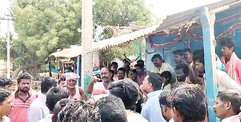 ಫೂಲಬಾವಿ ಗ್ರಾಮದಲ್ಲಿ ಶವಸಂಸ್ಕಾರಕ್ಕೆ ರುದ್ರಭೂಮಿ ಇಲ್ಲದ ಕಾರಣ ಗ್ರಾಮಸ್ಥರು ಹಾಗೂ ಅಧಿಕಾರಿಗಳ ಮಧ್ಯೆ ವಾಗ್ವಾದ ಉಂಟಾಯಿತು.