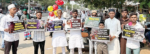 ಸಿಂಧನೂರು ಸೋಷಿಯಲಿಸ್ಟ್ ಡೆಮಾಕ್ರಟಿಕ್ ಪಾರ್ಟಿ ಆಫ್ ಇಂಡಿಯಾ ಕಾರ್ಯಕರ್ತರು ವಕ್ಫ್ ತಿದ್ದುಪಡಿ ಮಸೂದೆ ವಿರೋಧಿಸಿ ಪೋಸ್ಟರ್ ಪ್ರದರ್ಶನ ಮಾಡಿದರು.