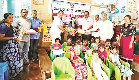 ಬನ್ನೂರಿನ ಅಂಗನವಾಡಿ ಕೇಂದ್ರಕ್ಕೆ ರೋಟರಿ ಸಂಸ್ಥೆ  ವತಿಯಿಂದ ಅಗತ್ಯ ಪರಿಕರ ವಿತರಿಸಲಾಯಿತು. ಮಹೇಂದ್ರಸಿಂಗ್‌ಕಾಳಪ್ಪ, ಮಾಣಿಕ್‌ಚಂದ್‌ಚೌಧರಿ, ನಂಜುಂಡ, ಪ್ರಜ್ವಲಕೃಷ್ಣ, ಮುರುಳಿ ಇದ್ದರು.