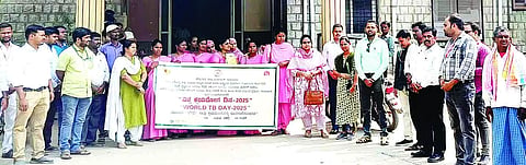 ದೇವದುರ್ಗ ಸಾರ್ವಜನಿಕ ಆಸ್ಪತ್ರೆಯಲ್ಲಿ ಕ್ಷಯರೋಗ ಹಾಗೂ ಆರೋಗ್ಯ ಜಾಗೃತಿ ಕಾರ್ಯಕ್ರಮ ಹಮ್ಮಿಕೊಳ್ಳಲಾಗಿತ್ತು. ಮಕ್ಕಳ ವೈದ್ಯಾಧಿಕಾರಿ ಶಿವಕುಮಾರ, ಯಶೋದಾ, ಆಯುಷ್ ವೈದ್ಯರಾದ ನಿರ್ಮಲಾ, ವಿಮಲಾ, ಜಿಲ್ಲಾ ಆರೋಗ್ಯ ಶಿಕ್ಷಣಾಧಿಕಾರಿ ಶಿವಪ್ಪ, ಗೀತಮ್ಮ, ಹಿರಿಯ ಆರೋಗ್ಯ ನಿರೀಕ್ಷಣಾಧಿಕಾರಿ ಚನ್ನಬಸಯ್ಯ ಸ್ವಾಮಿ, ನಂದಕುಮಾರ ಇತರರಿದ್ದರು.