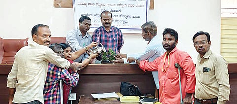 ಸಂಡೂರು ತಾಪಂ ಸಭಾಂಗಣದಲ್ಲಿ ಆಯೋಜಿಸಿದ್ದ ಅಂಗವಿಕಲರಿಗೆ ನರೇಗಾ ಯೋಜನೆಯಡಿ ಸಿಗುವ ಸೌಲಭ್ಯಗಳ ಕುರಿತ ಸಭೆಯನ್ನು ತಾಪಂ ಪ್ರಭಾರ ಇಒ ರೇಣುಕಾಚಾರ್ಯ ಸ್ವಾಮಿ ಉದ್ಘಾಟಿಸಿದರು. ತಾಪಂ ಸಹಾಯಕ ನಿರ್ದೇಶಕ ಮಹೇಶ ಕುಮಾರ್, ಎನ್‌ಆರ್‌ಎಲ್‌ಎಂ ಯೋಜನಾ ವ್ಯವಸ್ಥಾಪಕ ಸೋಮಶೇಖರ ಇತರರಿದ್ದರು.