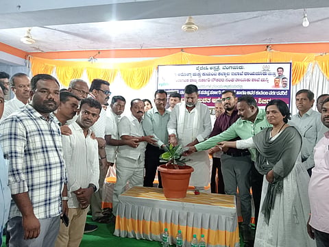 ಮಸ್ಕಿಯಲ್ಲಿ ತಾಲೂಕು ಸರ್ಕಾರಿ ನೌಕರರ ಸಂಘದಿಂದ ಹಮ್ಮಿಕೊಂಡಿದ್ದ ಉಚಿತ ಆರೋಗ್ಯ ತಪಾಸಣೆ ಶಿಬಿರವನ್ನು ಶಾಸಕ ಆರ್.ಬಸನಗೌಡ ತುರ್ವಿಹಾಳ ಉದ್ಘಾಟಿಸಿದರು. ತಾಲೂಕು ವೈದ್ಯಾಧಿಕಾರಿ ಅಮರೇಶ ಪಾಟೀಲ್, ನೌಕರರ ಸಂಘದ ತಾಲೂಕು ಅಧ್ಯಕ್ಷ ಪಂಪಾಪತಿ ಹೂಗಾರ, ಗ್ಯಾರಂಟಿ ಯೋಜನೆಯ ತಾಲೂಕು ಅಧ್ಯಕ್ಷ ಮಹಿಬೂಬಸಾಬ ಮುದ್ದಾಪುರ, ಗ್ರೇಡ್-2 ತಹಸೀಲ್ದಾರ್ ಆಶೋಕ, ಮಸ್ಕಿ ನಾಲ ಯೋಜನೆಯ ಅಧಿಕಾರಿಗಳಾದ ದಾವುದ್, ಡಾ.ವಿನೋದ ಅಂಗಡಿ ಇತರರಿದ್ದರು.