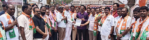 ಮಾನ್ವಿಯ ಬಸವವೃತ್ತದಲ್ಲಿ ರಾಜ್ಯ ಸರ್ಕಾರದ ಬೆಲೆ ಏರಿಕೆ ಖಂಡಿಸಿ ಬಿಜೆಪಿ ತಾಲೂಕು ಘಟಕದಿಂದ ಗ್ರೇಡ್-2 ತಹಸೀಲ್ದಾರ್ ಅಬ್ದುಲ್ ವಾಹೀದ್‌ಗೆ ಮನವಿ ಸಲ್ಲಿಸಿದರು. ಬಿಜೆಪಿ ತಾಲುಕು ಅಧ್ಯಕ್ಷ ಸುಧಾಕರ, ಪ್ರಮುಖರಾದ ಉಮೇಶ ಸಜ್ಜನ್, ಶರಣಪ್ಪಗೌಡ ನಕ್ಕುಂದಿ, ವೀರನಗೌಡ ಪೋತ್ನಾಳ, ಕುಮಾರಸ್ವಾಮಿ ಮೇದಾ, ಅಮರೇಶ ನಾಯಕ, ಮಲಿಕಾರ್ಜುನಗೌಡ ಸಂಗಾಪುರ, ವಿಶ್ವನಾಥ ನಂದಿಹಾಳ, ಬಸವಪ್ರಭು ಕರಡಿಗುಡ್ಡ, ಉಮಾಪತಿ ಹರವಿ, ಶಿವುಕುಮಾರ, ಭಾಸ್ಕರ ಜಗ್ಲಿ, ವೆಂಕಟೇಶ ಇತರರಿದ್ದರು.