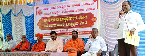 ಮಾನ್ವಿ ಪ್ರಗತಿ ಪಿಯು ಕಾಲೇಜು ಆವರಣದಲ್ಲಿ ಅಖಿಲ ಭಾರತ ವೀರಶೈವ ಲಿಂಗಾಯತ ಮಹಾಸಭಾ ತಾಲೂಕು ಘಟಕದಿಂದ ಹಮ್ಮಿಕೊಂಡಿದ್ದ ಬೇಸಿಗೆ ಶಿಬಿರ ಉದ್ಘಾಟನಾ ಕಾರ್ಯಕ್ರಮದಲ್ಲಿ ಜಿಲ್ಲಾ ಅಧ್ಯಕ್ಷ ಚಂದ್ರಶೇಖರ ಮಿರ್ಜಾಪೂರ ಮಾತನಾಡಿದರು. ಕಲ್ಮಠ ವಿರೂಪಾಕ್ಷ ಪಂಡಿತಾರಾಧ್ಯ ಶಿವಾಚಾರ್ಯರು, ಹಿರಿಯ ವೈದ್ಯ ಬಸವಪ್ರಭು ಪಾಟೀಲ್ ಬೆಟ್ಟದೂರು ಇತರರಿದ್ದರು.