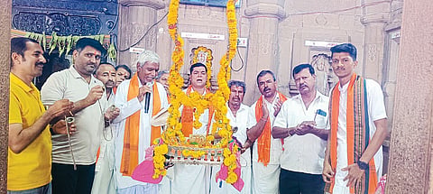 ಹನುಮಸಾಗರದ ಶ್ರೀ ಅಂಬಾ ಭವಾನಿ ದೇವಸ್ಥಾನದಲ್ಲಿ ಶ್ರೀರಾಮ ನವಮಿ ನಿಮಿತ್ತ ತೊಟ್ಟಿಲು ಸೇವೆ ಪೂಜೆ ಸಲ್ಲಿಸಲಾಯಿತು. ಎಸ್‌ಎಸ್‌ಕೆ ಸಮುದಾಯದ ಸ್ಥಳೀಯ ಮಾಜಿ ಅಧ್ಯಕ್ಷ ಮಾರುತಿಸಾ ರಂಗ್ರೇಜ್, ಮುಖಂಡರಾದ ಭೀಮಸಾ ದೇವಳೆ, ಸಕ್ರಪ್ಪ ಬಿಂಗಿ, ಕೃಷ್ಣಸಾ ಕಾಟವಾ, ಅರ್ಚಕ ತಿಪ್ಪಣಸಾ ರಾಯಬಾಗಿ, ಸುಮಿತ ರಾಯಬಾಗಿ, ಜೈಭವಾನಿ ದಾಸ ಭಜನಾ ಮಂಡಳಿ ಸದಸ್ಯರು ಇದ್ದರು.