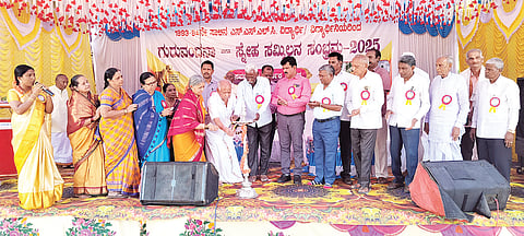ಹನುಮಸಾಗರದ ಕರ್ನಾಟಕ ಪಬ್ಲಿಕ್ ಸ್ಕೂಲ್ ಮೈದಾನದಲ್ಲಿ ಭಾನುವಾರ 1993-94ನೇ ಸಾಲಿನ ಎಸ್ಸೆಸ್ಸೆಎಲ್ಸಿ ವಿದ್ಯಾರ್ಥಿಗಳಿಂದ ಹಮ್ಮಿಕೊಂಡಿದ್ದ ಗುರುವಂದನಾ ಕಾರ್ಯಕ್ರಮವನ್ನು ನಿವೃತ್ತ ಪ್ರಾಚಾರ್ಯ ಕೆ.ಬಿ.ತಳವಾರ ಉದ್ಘಾಟಿಸಿದರು. ನಿವೃತ್ತ ಪ್ರಾಚಾರ್ಯ ರಾಜೇಂದ್ರ ಪಂತ್, ಬಿಇಒಗಳಾದ ಸುರೇಂದ್ರ ಕಾಂಬಳೆ, ಸೋಮಶೇಖರಗೌಡ ಪಾಟೀಲ್, ನಿವೃತ್ತ ಪ್ರಾಚಾರ್ಯರಾದ ಪಿ.ಬಿ.ತಳವಾರ, ಪಿ.ಎಚ್.ತಳವಾರ ಇತರರಿದ್ದರು.