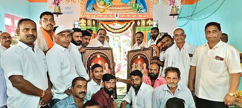 ಕಡೂರು ಪೇಟೆಯ ಶ್ರೀರಾಮ ದೇವಸ್ಥಾನದಲ್ಲಿ ಪಂಚಲೋಹದ ಮೂರ್ತಿಗಳ ಪ್ರತಿಷ್ಠಾಪನೆ ಮಹೋತ್ಸವದಲ್ಲಿ ಕೆ.ಎಸ್.ಆನಂದ್ ಹಾಗೂ ಭಂಡಾರಿ ಶ್ರೀನಿವಾಸ್ ಅವರನ್ನು ದೇವಸ್ಥಾನ ಸಮಿತಿ ಪದಾಧಿಕಾರಿಗಳು ಅಭಿನಂದಿಸಿದರು. ಮೋಹನ್‌ಕುಮಾರ್, ಪಂಗ್ಲಿ ಮಂಜುನಾಥ್, ರವಿಕುಮಾರ್, ಶ್ರೀಧರ್ ಮತ್ತಿತರರಿದ್ದರು.