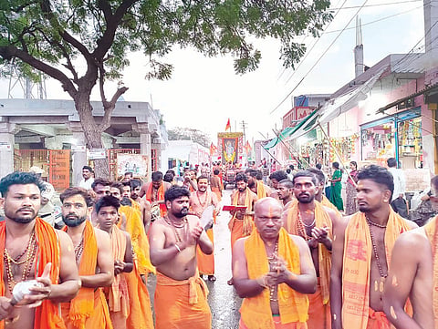 ಕನಕಗಿರಿ ರಾಜಬೀದಿಯಲ್ಲಿ ಶ್ರೀರಾಮನ ಭಾವಚಿತ್ರದ ಮೆರವಣಿಗೆ ನಡೆಯಿತು. ಮಾಲಾಧಾರಿಗಳಾದ ವೆಂಕಟೇಶ, ವೆಂಕೋಬ ಪೂಜಾರ, ಹನುಮೇಶ, ಪ್ರಹ್ಲಾದರೆಡ್ಡಿ, ಕಿರಣ್ ಸೇರಿ ನೂರಾರು ಹನುಮ ಮಾಲಾಧಾರಿಗಳಿದ್ದರು.