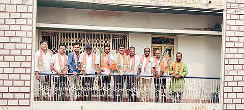 ಕನಕಗಿರಿ 13ನೇ ವಾರ್ಡ್‌ನ ಪಪಂ ಸದಸ್ಯ ಸುರೇಶ ಗುಗ್ಗಳಶೆಟ್ರ ಅವರ ಮನೆಯ ಮೇಲೆ ಬಿಜೆಪಿ ಧ್ವಜ ಹಾರಿಸಲಾಯಿತು. ಮಂಡಲ ಅಧ್ಯಕ್ಷ ಸಣ್ಣ ಕನಕಪ್ಪ, ಜಿಲ್ಲಾ ಉಪಾಧ್ಯಕ್ಷ ವಾಗೇಶ ಹಿರೇಮಠ, ಮಂಡಲ ಪ್ರಧಾನ ಕಾರ್ಯದರ್ಶಿ ಪ್ರಕಾಶ ಹಾದಿಮನಿ, ಪ್ರಮುಖರಾದ ರುದ್ರಸ್ವಾಮಿ ಇತರರಿದ್ದರು.