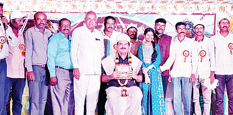 ಸೋಮವಾರಪೇಟೆ ತಾಲೂಕಿನ ಶಾಂತಳ್ಳಿ ಸರ್ಕಾರಿ ಹಿರಿಯ ಪ್ರಾಥಮಿಕ ಶಾಲೆಯ ಶತಮಾನೋತ್ಸವ ಸಮಾರಂಭದಲ್ಲಿ ವಾಗ್ಮಿ ಪ್ರೊ.ಕೃಷ್ಣೇಗೌಡ ಅವರನ್ನು ಸನ್ಮಾನಿಸಲಾಯಿತು. ಮೇದಪ್ಪ, ಪ್ರಗತಿ, ಪರಮೇಶ್ವರಪ್ಪ ಇದ್ದರು.