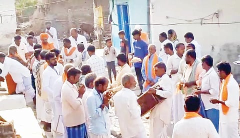 ಯಲಬುರ್ಗಾ ತಾಲೂಕಿನ ಕರಮುಡಿಯಲ್ಲಿ ಹಮ್ಮಿಕೊಂಡಿದ್ದ ಪ್ರವಚನ ಕಾರ್ಯಕ್ರಮಕ್ಕೆ ಆಗಮಿಸಿದ ಡಾ.ಗುರುಶಾಂತವೀರ ಸ್ವಾಮೀಜಿಗಳನ್ನು ಗ್ರಾಮಸ್ಥರು ಸ್ವಾಗತಿಸಿದರು. ಕರವೀರಭದ್ರೇಶ್ವರ ಸೇವಾ ಸಮಿತಿ ಅಧ್ಯಕ್ಷ ವಿ.ಶರಣಗೌಡ ಪಾಟಿಲ್, ಪ್ರಮುಖರಾದ ಬಸಪ್ಪ ಬಲಕುಂದಿ, ವೀರಣ್ಣಮಲಿಗೋಡದ, ವೀರಣ್ಣ ಅಬ್ಬಿಗೇರಿ, ಖಾಜೇಸಾಬ ಕಲ್ಲೂರು, ಕಾಶಪ್ಪ ಹವಳಿ, ವೀರಪ್ಪ ಬೆಟಗೇರಿ, ಗಂಗಪ್ಪ ಹವಳಿ, ಮೈಲಾರಪ್ಪ ಪಲ್ಲೇದ, ವೀರಪ್ಪ ಅಬ್ಬಿಗೇರಿ, ಮುತ್ತಣ್ಣ ಮಲ್ಲಿಗವಾಡ, ಶಿವಪ್ಪ ಉಳ್ಳಾಗಡ್ಡಿ ಇತರರಿದ್ದರು.