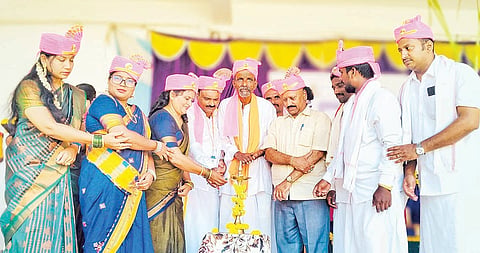 ಕನಕಗಿರಿ ಸರ್ಕಾರಿ ಪದವಿ ಕಾಲೇಜಿನಲ್ಲಿ ಹಮ್ಮಿಕೊಂಡಿದ್ದ ಜನಪದ ಉತ್ಸವವನ್ನು ಕಲಾಶ್ರೀ ಪ್ರಶಸ್ತಿ ಪುರಸ್ಕೃತ ವಿರೂಪಾಕ್ಷ ರೆಡ್ಡಿ ಓಣಿಮನಿ ಉದ್ಘಾಟಿಸಿದರು. ಪ್ರಾಧ್ಯಾಪಕರಾದ ಮರ್ವಿನ್ ಡಿಸೋಜ, ಎಚ್.ಸಿ.ಆಶಿಕಾ, ಟಿ.ಆರ್.ಸರ್ವಮಂಗಳಮ್ಮ, ಎನ್.ರಕ್ಷಿತ್, ಉಪನ್ಯಾಸಕರಾದ ಗೋಪಾಲ ರೆಡ್ಡಿ, ಸೋಮಶೇಖರ್ ಇತರರಿದ್ದರು.