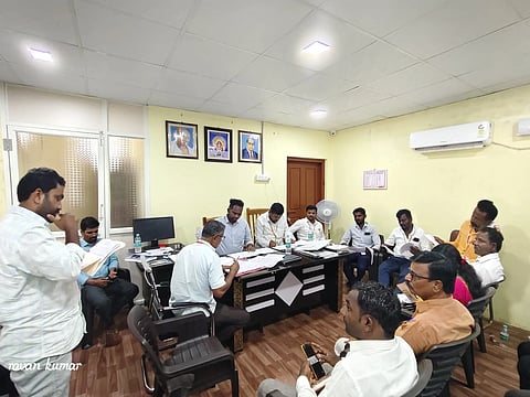 ಕನಕಗಿರಿ ತಾಪಂ ಸಭಾಂಗಣದಲ್ಲಿ ಗ್ಯಾರಂಟಿ ಸಮಿತಿಯ ಸಭೆ ಹಮ್ಮಿಕೊಳ್ಳಲಾಗಿತ್ತು. ಅಧ್ಯಕ್ಷ ಹಜರತ್ ಹುಸೇನ್, ತಾಪಂ ಕಾರ್ಯನಿರ್ವಾಹಕ ಅಧಿಕಾರಿ ಕೆ.ರಾಜಶೇಖರ್, ಸಾರಿಗೆ ಇಲಾಖೆ ಸಂಚಾರಿ ನಿಯಂತ್ರಕ ನಾಗರಾಜ ಪೂಜಾರ, ಜೆಸ್ಕಾಂ ಇಲಾಖೆ ಕನಕಗಿರಿ ಶಾಖಾಧಿಕಾರಿ ಸಿದ್ದನಗೌಡ ಇತರರಿದ್ದರು.