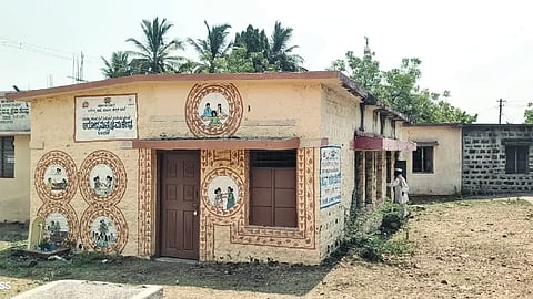 A health center whose doors are always closed