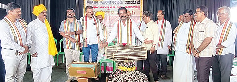 ಹರಪನಹಳ್ಳಿಯ ಕೆಳಗಿನ ಉಪ್ಪಾರಗೇರಿಯ ದೇವೀರಮ್ಮ ರಂಗ ಚಾವಡಿಯಲ್ಲಿ ಹಮ್ಮಿಕೊಂಡಿದ್ದ ಬಯಲಾಟ ಸಂಭ್ರಮ ಕಾರ್ಯಕ್ರಮವನ್ನು ಬ್ಲಾಕ್ ಕಾಂಗ್ರೆಸ್ ಅಧ್ಯಕ್ಷ ಎಂ.ವಿ ಅಂಜಿನಪ್ಪ ಡೋಲು ಬಾರಿಸುವ ಮೂಲಕ ಚಾಲನೆ ನೀಡಿದರು. ನಿವೃತ್ತ ಡಿವೈಎಸ್ಪಿ ಪಾಲಾಕ್ಷಯ್ಯ ಹೊಸಪೇಟೆ, ಬಯಲಾಟ ತಜ್ಞರಾದ ಗುರುನಾಥ, ರೇವಣ್ಣ, ನರೇಂದ್ರ, ಡಾ.ಮಲ್ಲಯ್ಯ, ಸತ್ಯನಾರಾಯಣ ಹಾಗೂ ಪರಶುರಾಮಪ್ಪ, ಪ್ರಕಾಶ್ ನಾಯ್ಕ, ಲಾಟಿ ದಾದಾಪೀರ್, ಎಲ್ ಮಂಜಾನಾಯ್ಕ ಇತರರಿದ್ದರು.