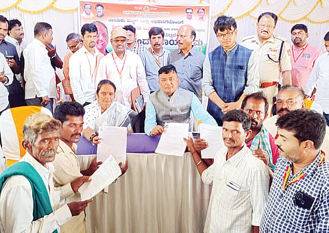ಹರಪನಹಳ್ಳಿಯಲ್ಲಿ ಆಯೋಜಿಸಿದ್ದ ಜನಸ್ಪಂದನ ಕಾರ್ಯಕ್ರಮದಲ್ಲಿ ನರೇಗಾ ಯೋಜನೆ ವೈಯಕ್ತಿಕ ಕಾಮಗಾರಿ ಫಲಾನುಭವಿಗಳಿಗೆ ಕಾರ್ಯಾದೇಶ ಪತ್ರವನ್ನು ಡಿಸಿ ಎಂ.ಎಸ್.ದಿವಾಕರ ವಿತರಿಸಿದರು. ಜಿ.ಪಂ ಸಿಇಒ ಮೊಹಮದ್ ಅಕ್ರಂ ಷಾ, ತಹಸೀಲ್ದಾರ್ ಬಿ.ವಿ ಗಿರೀಶ್‌ಬಾಬು, ಶಾಸಕಿ ಎಂ.ಪಿ.ಲತಾ, ಡಿವೈಎಸ್ಪಿ ವೆಂಕಟಪ್ಪ ನಾಯಕ, ತಾ.ಪಂ ಇಒ ಚಂದ್ರಶೇಖರ್, ವೈದ್ಯಾಧಿಕಾರಿ ಎಲ್.ಶಂಕರ್‌ನಾಯ್ಕ, ಪಿಡಿಒ ಮಂಜುನಾಥ ಇದ್ದರು.