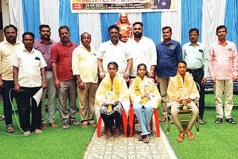 Congratulatory ceremony for meritorious students
