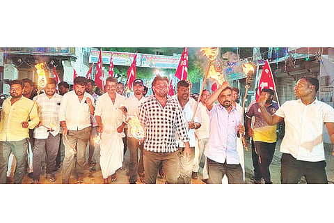 ಜಾಲಹಳ್ಳಿಯಲ್ಲಿ ಸಿಪಿಐಎಂ ಪಕ್ಷದಿಂದ ಪಂಜಿನ ಮೆರವಣಿಗೆ ನಡೆಯಿತು. ತಾಲೂಕು ಕಾರ್ಯದರ್ಶಿ ನರಸಣ್ಣ ನಾಯಕ, ಮುಖಂಡರಾದ ಮಹಾಲಿಂಗ ದೊಡ್ಡಮನಿ, ಹನುಮಂತ ಗುರಿಕಾರ, ದುರುಗಪ್ಪ ನಾಯಕ, ರಂಗನಾಥ ನಾಯಕ, ಬಸವರಾಜ ನಾಯಕ, ಶಬ್ಬೀರ್ ಜಾಲಹಳ್ಳಿ, ಸದ್ದಾಂ ಇತರರಿದ್ದರು.