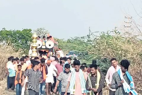 Devotees having darshan of Sangamnath Kalash