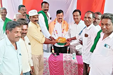 Farmers should cooperate in the construction of farm roads