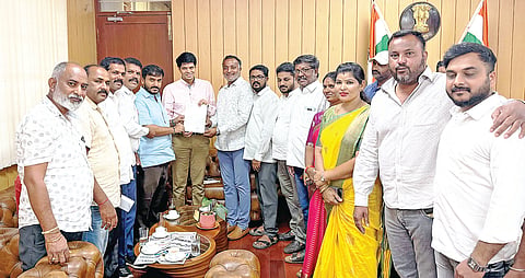 HUN-APR-21-2(MLA MEETING WITH DC)
