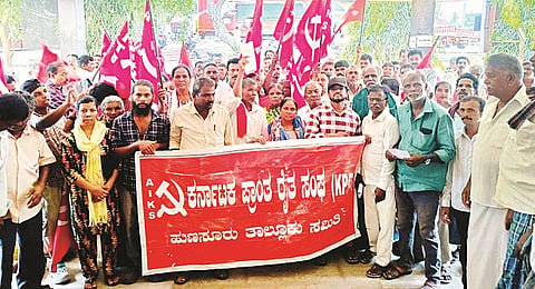 ಹುಣಸೂರು ತಾಲೂಕು ಕಚೇರಿ ಮುಂಭಾಗ ಕರ್ನಾಟಕ ಪ್ರಾಂತ ರೈತಸಂಘದ ಕಾರ್ಯಕರ್ತರು ಪ್ರತಿಭಟನೆ ನಡೆಸಿದರು. ಜಗದೀಶ್ ಸೂರ್ಯ, ಚಿಕ್ಕಣ್ಣೇಗೌಡ, ಚವನರಾಣಿ, ಮೂರ್ತಿ, ವಜೀರ್ ಖಾನ್ ಇದ್ದರು.