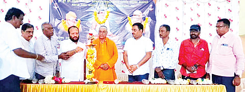 ಹುಣಸೂರು ನಗರದಲ್ಲಿ ಆಯೋಜಿಸಿದ್ದ ಶ್ರೀ ಶಿವಕುಮಾರಸ್ವಾಮೀಜಿ ಜಯಂತಿ ಕಾರ್ಯಕ್ರವನ್ನು ತಾಲೂಕು ವೀರಶೈವ ಸಂಘದ ಅಧ್ಯಕ್ಷ ಹಂದನಹಳ್ಳಿ ಸೋಮಶೇಖರ್ ಉದ್ಘಾಟಿಸಿದರು. ಡಾ.ವೃಷಭೇಂದ್ರಸ್ವಾಮಿ, ಭಾಗ್ಯಕುಮಾರ್, ಜಿ.ಮಹದೇವಪ್ಪ, ಗುರುಸ್ವಾಮಿ ಇತರರಿದ್ದಾರೆ.
--------