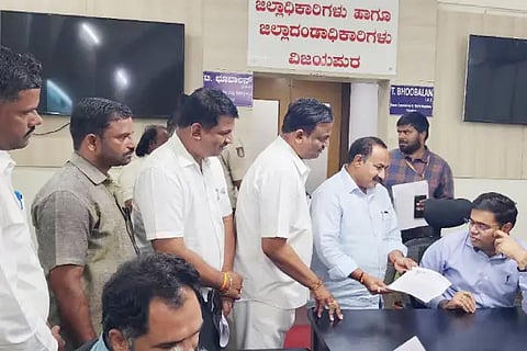 Let the CM apologize.