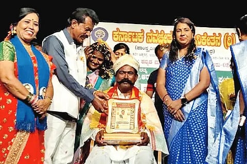 Lokanna Ullagaddi receives the Social Service Award