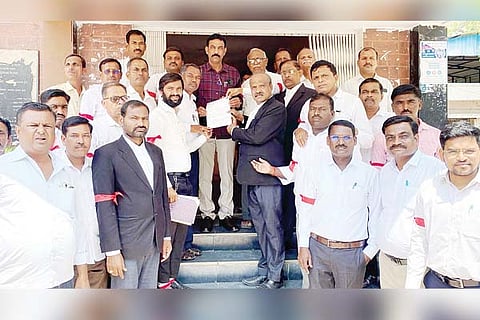 Manvi advocates protest