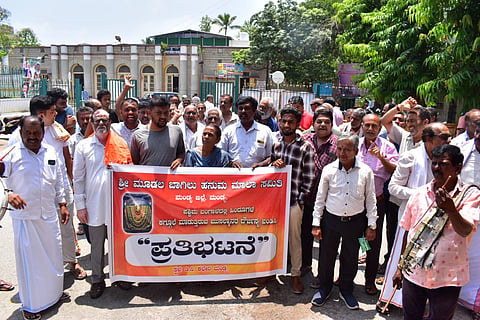 Mudalbagilu Hanuma Mala Committee protest Mandya
