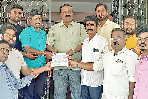 Protest in front of the Revenue Department office