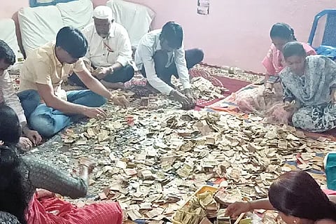 Seven lakh rupees in the dargah hundi