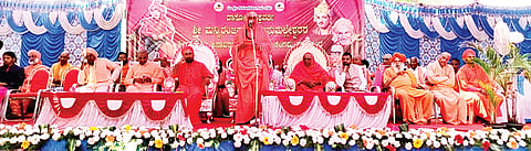 ತಿ.ನರಸೀಪುರ ತಾಲೂಕಿನ ತಾಲೂಕಿನ ದೊಡ್ಡನಹುಂಡಿ ಗ್ರಾಮದಲ್ಲಿ ಭಾನುವಾರ ಆಯೋಜಿಸಿದ್ದ ಶ್ರೀ ಗುರುಮಲ್ಲೇಶ್ವರರ ಶಿಲಾ ಪ್ರತಿಮೆ ಅನಾವರಣ ಹಾಗೂ ಶರಣ ಸಂಗಮ ಸಮಾರಂಭವನ್ನು ಸುತ್ತೂರು ಮಠದ ಶಿವರಾತ್ರಿ ದೇಶಿಕೇಂದ್ರ ಸ್ವಾಮೀಜಿ ಉದ್ಘಾಟಿಸಿ ಮಾತನಾಡಿದರು. ಮುರುಘ ರಾಜೇಂದ್ರ ಸ್ವಾಮೀಜಿ, ಡಾ. ಸಿದ್ದಲಿಂಗ ಶಿವಾಚಾರ್ಯ ಸ್ವಾಮೀಜಿ, ಚನ್ನಬಸವ ಮಹಾಸ್ವಾಮೀಜಿ ಇತರರು ಇದ್ದರು.