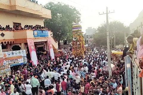 The chariot festival at Hipparagi Hiremath is grand.