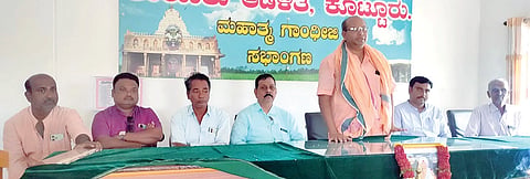 ಕೊಟ್ಟೂರಿನ ತಹಸಿಲ್ ಕಚೇರಿಯಲ್ಲಿ ಹಮ್ಮಿಕೊಂಡಿದ್ದ ದೇವರ ದಾಸಿಮಯ್ಯ ಜಯಂತಿಯಲ್ಲಿ ಕೊಟ್ಟೂರು ಹಿರೇಮಠದ ಯೋಗಿರಾಜೇಂದ್ರ ಶಿವಾಚಾರ್ಯರು ಮಾತನಾಡಿದರು. ತಹಸೀಲ್ದಾರ್ ಜಿ.ಕೆ.ಅಮರೇಶ, ಸಮಾಜದ ಅಧ್ಯಕ್ಷ ರಾಂಪುರ ಮೂಗಪ್ಪ, ಕೊಪ್ಪಳ ಬಸವರಾಜಪ್ಪ, ರಾಜೀವ್, ಉಜ್ಜಿನಿ ರುದ್ರಪ್ಪ, ರಾಂಪುರ ಬಸವರಾಜ ಇತರರಿದ್ದರು.