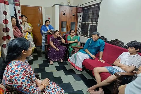 chankravarthy sulibele visit manjunath home