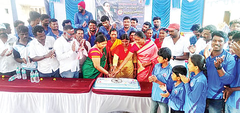 ಕೇಕ್ ಕತ್ತರಿಸಿ ಜಯಂತಿ ಆಚರಣೆ