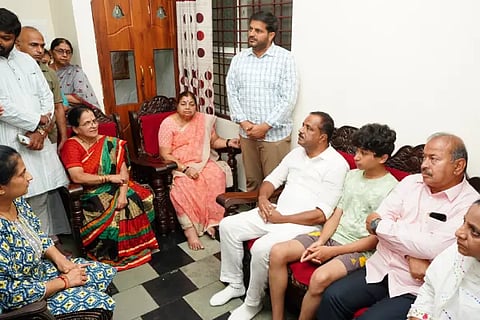 u.t.khadar visit manjunath rao home