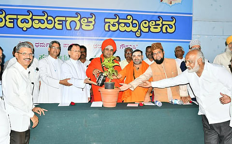 ಬಳ್ಳಾರಿ ಬಿಡಿಎಎ ಸಭಾಂಗಣದಲ್ಲಿ ಸಹಮತ ವೇದಿಕೆಯಿಂದ ಹಮ್ಮಿಕೊಂಡಿದ್ದ ಸರ್ವಧರ್ಮ ಸಮ್ಮೇಳನ ಕಾರ್ಯಕ್ರಮವನ್ನು ಕೊಟ್ಟೂರು ಸಂಸ್ಥಾನ ಮಠದ ಶ್ರೀ ಜಗದ್ಗುರು ಬಸವಲಿಂಗ ಸ್ವಾಮೀಜಿ ಉದ್ಘಾಟಿಸಿದರು. ಕಮ್ಮರಚೇಡು ಸಂಸ್ಥಾನ ಮಠದ ಕಲ್ಯಾಣಿ ಸ್ವಾಮೀಜಿ, ಸಹಮತ ವೇದಿಕೆ ಸಂಚಾಲಕ ಸಿರಿಗೇರಿ ಪನ್ನರಾಜ್, ಕ್ರೈಸ್ತ ಧರ್ಮಗುರು ಫಾದರ್ ಐವಾನ್ ಪಿಂಟೋ, ಸಿಖ್ ಧರ್ಮಗುರು ಸುರಿಂದರ್ ಸಿಂಗ್ ಜಿ, ಬೌದ್ಧ ಧರ್ಮದ ಬಿಕ್ಕು ಕಮಲ ರತ್ನ ಬಂತೆಜಿ, ಪ್ರಮುಖರಾದ ಮುನ್ನಾಭಾಯ್, ಅಲ್ಲಾ ಬಕಾಷ್ ಇದ್ದರು.