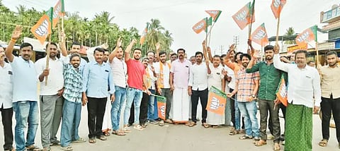 ಹೊಳೆಹೊನ್ನೂರು ಬಿಜೆಪಿ ಮಂಡಲದಿಂದ ಹಿಂದು ಕಾರ್ಯಕರ್ತ ಸುಹಾಸ್ ಶೆಟ್ಟಿ ಕೊಲೆ ಖಂಡಿಸಿ ಶಿವಮೊಗ್ಗ - ಚಿತ್ರದುರ್ಗ ರಾಷ್ಟ್ರೀಯ ಹೆದ್ದಾರಿ ರಸ್ತೆ ತಡೆ ನಡೆಸಲಾಯಿತು. ಕಿರಣ್‌ಕುಮಾರ್, ಸುಬ್ರಮಣಿ, ಹನುಮಂತ ಪಾಟೀಲ್, ಕೆ.ಪಿ.ಕಿರಣ್ ಕುಮಾರ್ ಇತರರಿದ್ದರು.
