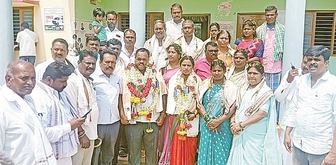 ಯಳಂದೂರು ತಾಲೂಕಿನ ಹೊನ್ನೂರು ಗ್ರಾಮ ಪಂಚಾಯಿತಿಗೆ ಅವಿರೋಧವಾಗಿ ಆಯ್ಕೆಯಾದ ಅಧ್ಯಕ್ಷ ಎಂ.ಗುರುಪ್ರಸಾದ್ ಹಾಗೂ ಉಪಾಧ್ಯಕ್ಷೆ ನೇತ್ರಾವತಿ ಅವರನ್ನು ಸದಸ್ಯರು, ಬೆಂಬಲಿಗರು ಅಭಿನಂದಿಸಿದರು. 