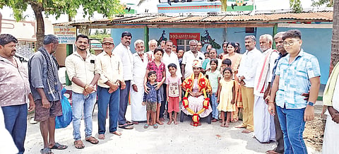 ಮದ್ದೂರು ತಾಲೂಕಿನ ಹುಳಗನಹಳ್ಳಿ ಗ್ರಾಮದಲ್ಲಿ ಎಸ್ಸೆಸ್ಸೆಲ್ಸಿ ಪರೀಕ್ಷೆಯಲ್ಲಿ ಈ ಬಾರಿ ರಾಜ್ಯಕ್ಕೆ ದ್ವಿತೀಯ ಸ್ಥಾನ ಗಳಿಸಿದ ಸಿ.ಪುನೀತಾಗೆ ಕೃಷ್ಣೇಗೌಡ ಚಾರಿಟಬಲ್ ಟ್ರಸ್ಟ್ ಅಧ್ಯಕ್ಷ ನಂದೀಶ್‌ಗೌಡ ತವರಿನ ಸನ್ಮಾನ ಮಾಡಿ ಗೌರವಿಸಿದರು. ಚಂದ್ರಶೇಖರ್, ಹೇಮಾವತಿ, ದಿಲೀಪ್‌ಕುಮಾರ್, ಕೃಷ್ಣಪ್ಪ, ಚಿಕ್ಕೋನು, ಚಲುವರಾಜು, ರಮೇಶ್, ಶಿವರಾಮಣ್ಣ ಇತರರಿದ್ದರು.