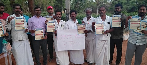 ಗಂಗಾವತಿ ತಾಲೂಕಿನ ವಡ್ಡರಹಟ್ಟಿ ಕ್ಯಾಂಪ್‌ನ ಅರಣ್ಯ ಇಲಾಖೆ ನರ್ಸರಿಯಲ್ಲಿ ಗ್ರಾಪಂನಿಂದ ಕಾಯಕ ಬಂಧುಗಳಿಗೆ ಹಮ್ಮಿಕೊಂಡಿದ್ದ ತರಬೇತಿ ಕಾರ್ಯಾಗಾರದಲ್ಲಿ ನರೇಗಾ ಜಾಗೃತಿ ಪತ್ರಗಳನ್ನು ಬಿಡುಗಡೆ ಮಾಡಲಾಯಿತು. ಪಿಡಿಒ ಸುರೇಶ ಛಲವಾದಿ, ತಾಂತ್ರಿಕ ಸಂಯೋಜಕ ಬಸವರಾಜ ಜಟಗಿ, ಗ್ರಾಪಂ ವಿಷಯ ನಿರ್ವಾಹಕರಾದ ರುದ್ರಯ್ಯಸ್ವಾಮಿ, ಆಂಜನೇಯ ಇತರರಿದ್ದರು.