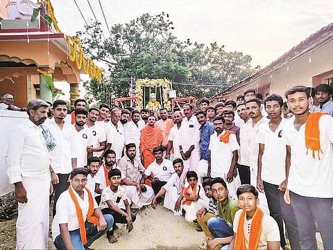 ತಿ.ನರಸೀಪುರ ತಾಲೂಕಿನ ಕುರುಬೂರು ಗ್ರಾಮದಲ್ಲಿ ಬಸವ ಜಯಂತಿ ಮಹೋತ್ಸವ ವಿಜೃಂಭಣೆಯಿಂದ ನಡೆಯಿತು. ಮಲ್ಲಿನಾಥ ಶಿವಾಚಾರ್ಯ ಸ್ವಾಮೀಜಿ, ನಾಗಪ್ಪ ಸ್ವಾಮೀಜಿ ಇತರರು ಇದ್ದರು.