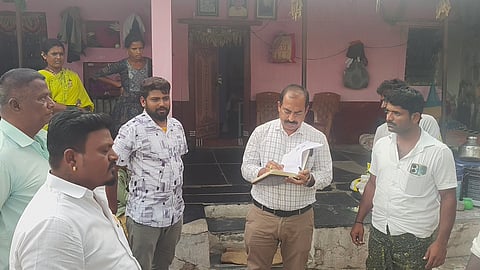 ಉಪ್ಪಾರನಂದಿಹಾಳ ಗ್ರಾಪಂ ವ್ಯಾಪ್ತಿಯ ಚಿಕ್ಕ ಲೆಕ್ಕಿಹಾಳದಲ್ಲಿ ವಸತಿ ಯೋಜನೆಯಡಿ ಆಯ್ಕೆಯಾದವರ ಮನೆಗೆ ತೆರಳಿದ ಮೀನುಗಾರಿಕೆ ಇಲಾಖೆ ಉಪ ನಿರ್ದೇಶಕ ಬಸನಗೌಡ, ಸಮಾಜ ಕಲ್ಯಾಣ ಇಲಾಖೆ ಉಪನಿರ್ದೇಶಕ ಚಿದಾನಂದ ಮಾಹಿತಿ ಪಡೆದರು.