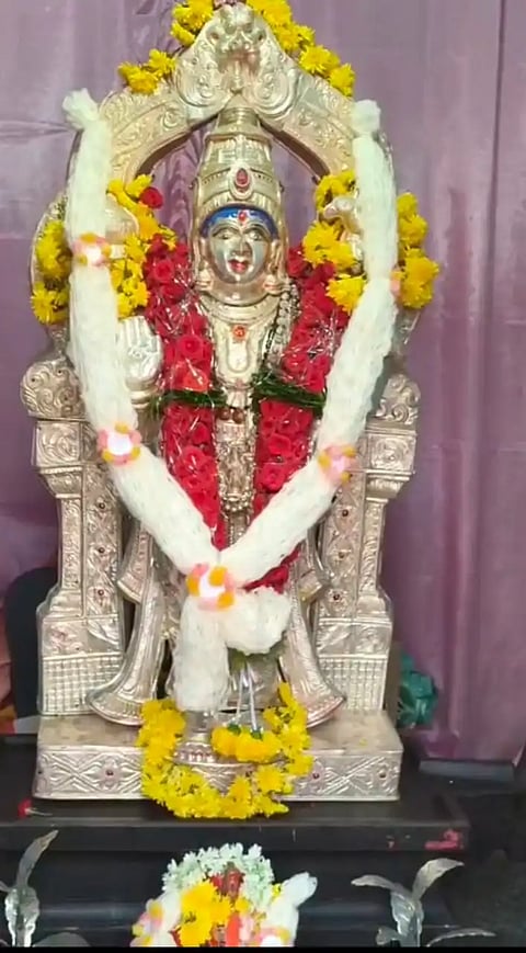 ಮುದಗಲ್‌ನ ನಗರೇಶ್ವರ ದೇವಸ್ಥಾನದಲ್ಲಿ ಶ್ರೀ ಕನ್ಯಕಾಪರಮೇಶ್ವರಿ ಮೂರ್ತಿಗೆ ವಿಶೇಷ ಅಲಂಕಾರ ಮಾಡಲಾಗಿತ್ತು.
