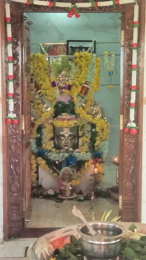 ದೇವಾಲಯದ ಗರ್ಭಗುಡಿಯಲ್ಲಿ ಕಂಗೊಳಿಸುತ್ತಿರುವ ಮಹದೇಶ್ವರರ ಉದ್ಭವ ಮೂರ್ತಿ.