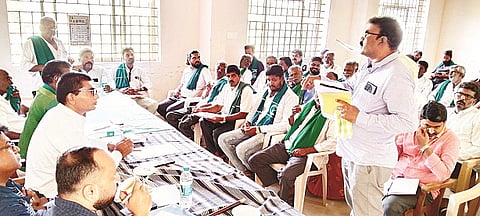 ಎಚ್.ಡಿ.ಕೋಟೆ ಪಟ್ಟಣದ ತಾಲೂಕು ಆಡಳಿತ ಸೌಧದ ಸಭಾಂಗಣದಲ್ಲಿ ತಹಸೀಲ್ದಾರ್ ಅಧ್ಯಕ್ಷತೆಯಲ್ಲಿ ರೈತ ಸಂಪರ್ಕ ಸಭೆ ಆಯೋಜಿಸಲಾಗಿತ್ತು.
